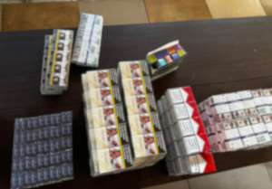 zabezpieczone wyroby tytoniowe na stole