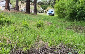KPP Oświęcim. Bobrek odnaleziony niewypał  radiowóz w pobliżu miejsca odnalezienia niewypału