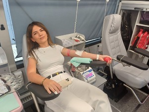 Kobieta siedząca w fotelu oddaje krew