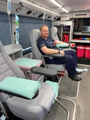 Umundurowany policjant oddający krew