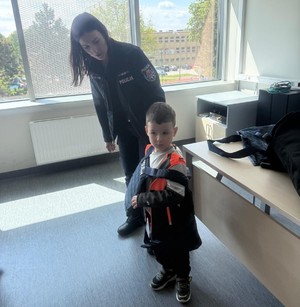 przedszkolak ubrany w kamizelkę