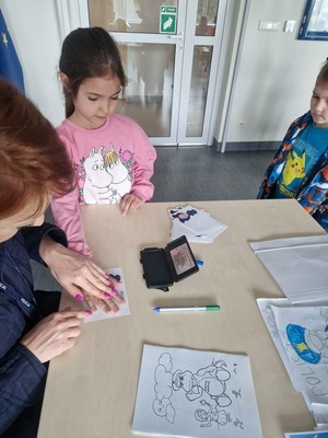 przedszkolaki podczas wykonywania odcisków palców