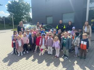 zdjęcie grupowe z przedszkolakami