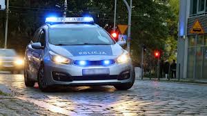 Radiowóz policyjny z włączonymi sygnałami  świetlnymi