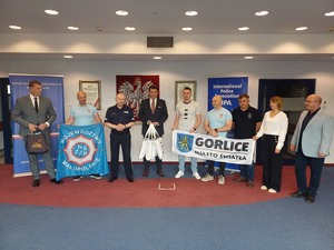 Uczestnicy rajdu stoją w auli komendy wraz z Komendantem Powiatowym, i zaproszonymi goścmi