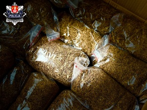 krajanka papierosów w workach foliowych