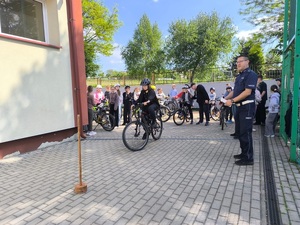 uczniowie podczas egzaminu na rowerowym torze sprawności