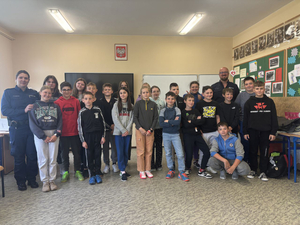 Zdjęcie grupowe dzieci z policjantami