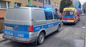 Radiowóz, karetka, wóz strażacki obok bloku