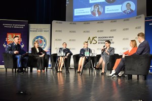 panel 1, panelistki podczas rozmowy