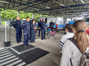 umundurowani policjani przemawiają do stojących dzieci