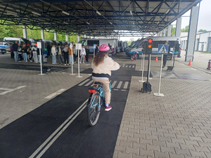 dziewczynka na rowerze podczas egzaminu na kartę rowerową