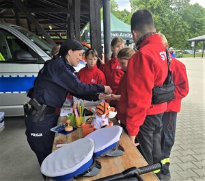 Piknik ekologiczny Kęty policjantka i uczestnicy na stoisku