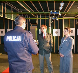 emerytowane policjantki rozmawiają z funkcjonariuszem odpowiedzialnym za wyszkolenie strzeleckie