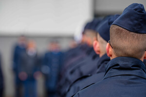 policjanci ślubujący w szeregu zbliżenie