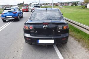 Zdjęcie pojazdu stojącego na poboczu w tle radiowóz