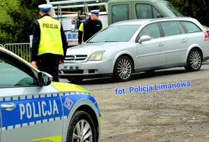 policjanci kontroluja samochody na drodze