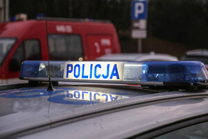 podświetlony napis Policja na dachu oznakowanego radiowozu