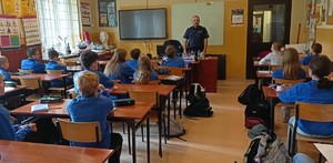 Dzielnicowy podczas prelekcji w Szkole Podstawowej nr 1 w Wieliczce