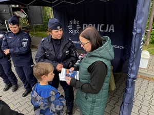 polcjantka przekazująca materiały edukacyjne