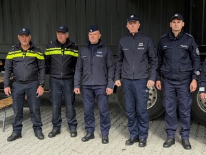 Polscy i holenderscy policjanci przy escape trucku