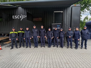 zdjęcie grupowe policjantów przy escape trucku