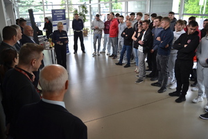 Zawodnicy i sędziowie podczas uroczystego zakończenia konkursu