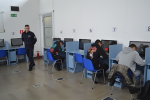 Zawodnicy piszą test na sali komputerowej