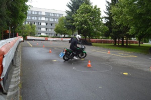 motorowerzysta na torze przeszkód