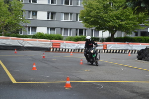 Motorowerzysta pokonuje slalom