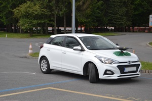 Samochód z talerzem Stewarta na torze