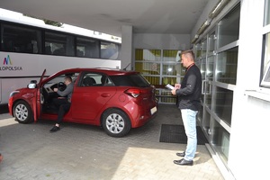 zawodnik pojeździe sprawdza pojazd