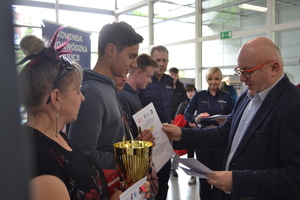 Dyrektor MORD w Krakowie wręcza dyplom zawodnikom