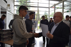 Dyrektor MORD w Krakowie wręcza dyplom zawodnikowi