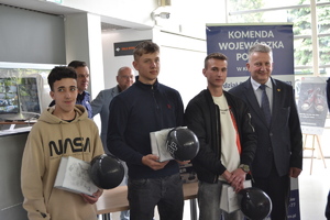 Zawodnicy z otrzymanymi nagrodami wraz z Sędzią Głównym turnieju