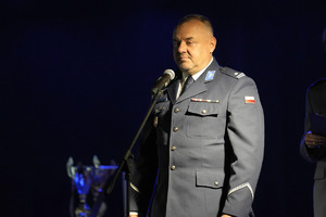 przemawia  naczelnik ruchu drogowego