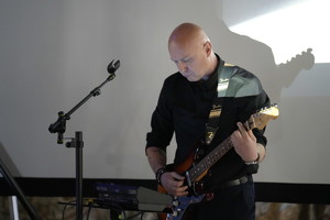 gitarzysta w trakcie przedstawienia teatralnego