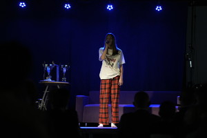 aktorka w trakcie monologu podczas przedstawienia