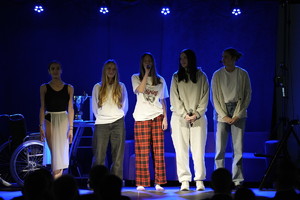 aktorzy przedstawienia dziękują ze sceny