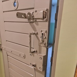 drzwi do celi więziennej