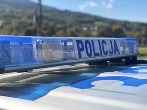 belka syganłowa z napisem Policja na dachu radiowozu