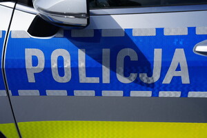 drzwi radiowozu oznakowanwgo z napisem Policja