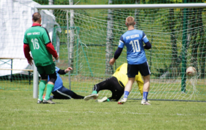 Policjanci w strojach sportowych podczas meczu
