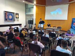 Dzieci na spotkaniu z dzielnicowym i technikiem kryminalistyki