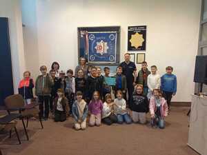 Grupa dzieci z dzielciowym