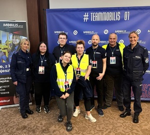 wspólne zdjęcie uczestników turnieju z policjantami