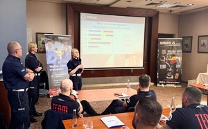 policjantka przedstawia statystykę wypadków drogowych dla uczetników turnieju