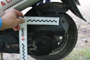 KPP Oświęcim. Koło skutera mierzone skalówką