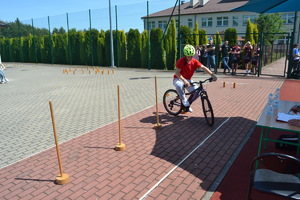 Zawodnik na rowerze pokonuje slalom