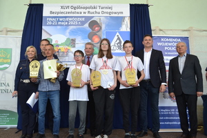 Zwycięzcy wraz z pucharami i osobami wręczającymi